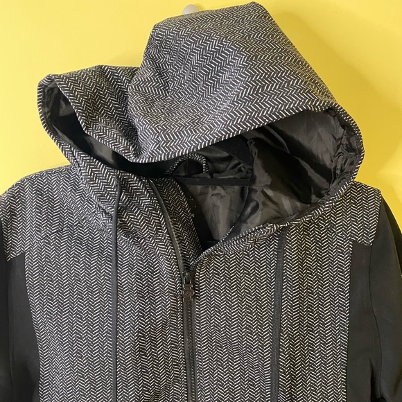 Iowa Hawkeyes Full Zip Hooded Ladies Coat - Picture 2 of 10